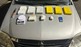 Dupla abandona carro com droga e foge; PM apreende 7 kg de cocaína em SC