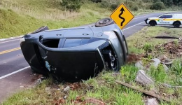 Motorista dorme ao volante e capota carro na SC-114