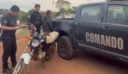Jovem é preso após tentar fugir da polícia com moto adulterada