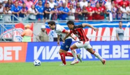 Bahia supera expulsão cedo, vence clássico e amplia série invicta sobre o Vitória