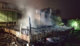 Casa de madeira fica destruída após incêndio e mobiliza bombeiros