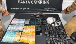 Duas mulheres são presas por tráfico de drogas e posse de arma