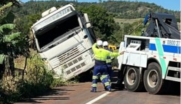Acidente com caminhão interdita totalmente a BR-163