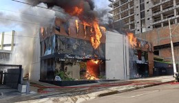 Incêndio mobilizou 24 bombeiros, que utilizaram 57 mil litros de água no combate às chamas