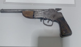Jovem é preso com arma artesanal