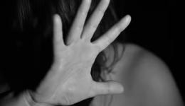 Homem é condenado a 37 anos por obrigar ex-mulher a beber soda cáustica e tentar degolá-la