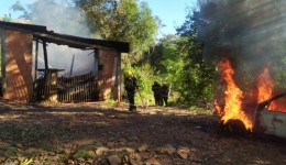 Incêndio de grandes proporções destrói casa e dois veículos no Meio-Oeste
