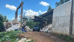 Incêndio em depósito de recicláveis mobiliza bombeiros no bairro Joana