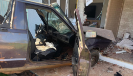 Motorista fica encarcerado após sair da pista e colidir contra residência em Palmitos