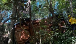 Motorista cai em ribanceira de 7 metros após perder controle do carro