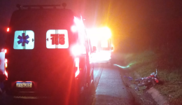 Motociclista sofre ferimentos graves e condutor do carro foge
