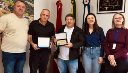 Município homenageia autores do novo Hino Oficial do município