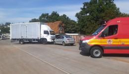Colisão entre carro e caminhão deixa uma pessoa ferida na BR-163
