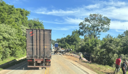 Grave acidente interdita parcialmente a BR-163; Condutor é resgatado gravemente ferido