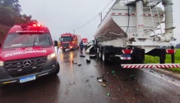 Motorista morre em acidente entre carro e caminhão