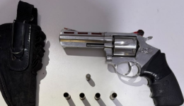 Polícia apreende revólver calibre .38 após denúncia de ameaça