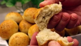 pãozinho de cebola de liquidificador é delicioso para o café