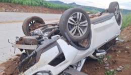 Motorista fica ferida após bater carro contra barranco e capotar no Oeste