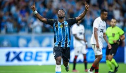 Grêmio vence o Vitória na Arena e sobe na tabela do Brasileirão