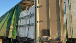 Caminhão com 22 bags de plástico picado é apreendido por suspeita de contrabando