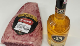 Homem tenta sair de mercado com picanha e licor sem pagar e acaba preso