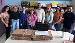 Professores da Educação infantil recebem notebooks para apoio pedagógico