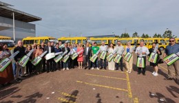 Governo de SC entrega 20 ônibus escolares e anuncia 100 novos veículos até 2026