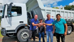 Município recebe novo caminhão caçamba para reforçar setor rodoviário