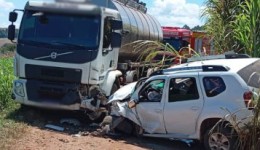 Colisão entre carro e caminhão deixa cinco pessoas da mesma família feridas