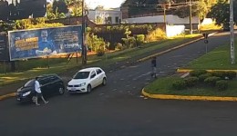 Homem rouba carro, bate em outro veículo, foge a pé e morre após confronto com a polícia no Paraná