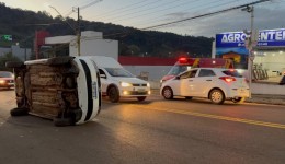 Condutor é detido por dirigir embriagado e provocar acidente