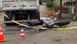 Mulher morre em acidente envolvendo moto e carreta
