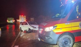 Casal fica ferido após carro sair da pista e bater em canaleta em rodovia do Oeste Catarinense