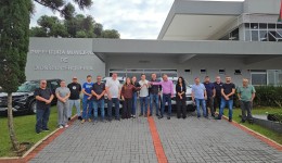 Secretaria de Saúde recebe dois veículos novos para transporte de pacientes