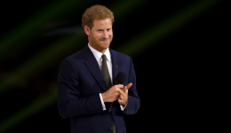 Príncipe Harry faz visita surpresa e promete ajudar feridos da guerra