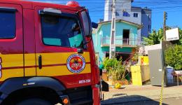 Incêndio de grandes proporções destrói residência, kitnets e mercearia