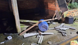 Homem é preso após ameaçar colocar fogo na casa da mãe e danificar garagem