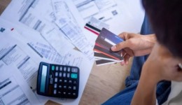 Uma em cada três famílias de SC atrasa contas e cartão de crédito é ‘vilão’, aponta pesquisa