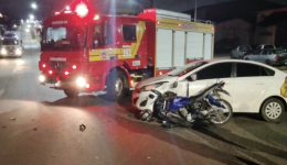 Motociclista sofre suspeita de fratura no fêmur após colisão na Avenida Willy Barth