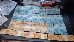 Casal é preso com mais de R$ 2,7 mil em notas falsas