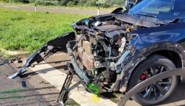 Colisão envolve carro e caminhão