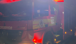 Acidente entre carro e moto deixa mulher ferida