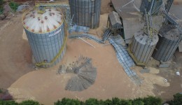 Silo de cerealista se rompe e espalha grande quantidade de grãos