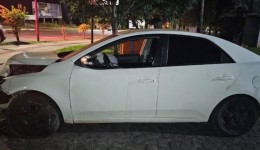 Motorista abandona veículo após colisão contra poste durante a madrugada
