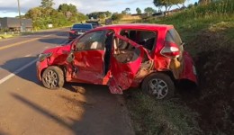 Acidente entre três veículos deixa cinco pessoas feridas na BR-282