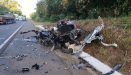 Acidente entre carro e carreta mata motorista na BR-282