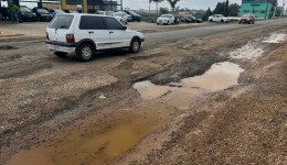 Asfalto recém-executado na BR-163 cede e motoristas aguardam reparos