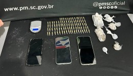 PM apreende adolescente, prende dois homens e encontra drogas, munições e balança de precisão