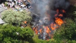 Incêndio destrói depósito de autopeças e dois veículos