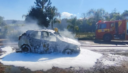 Veículo é destruído por incêndio no interior